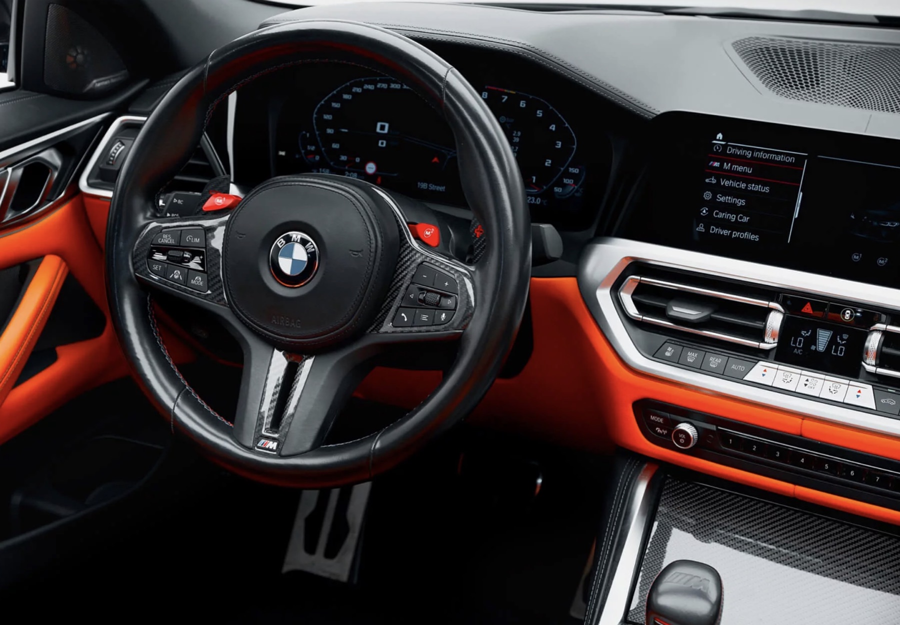 BMW M4 Competition кабриолет кокпит details