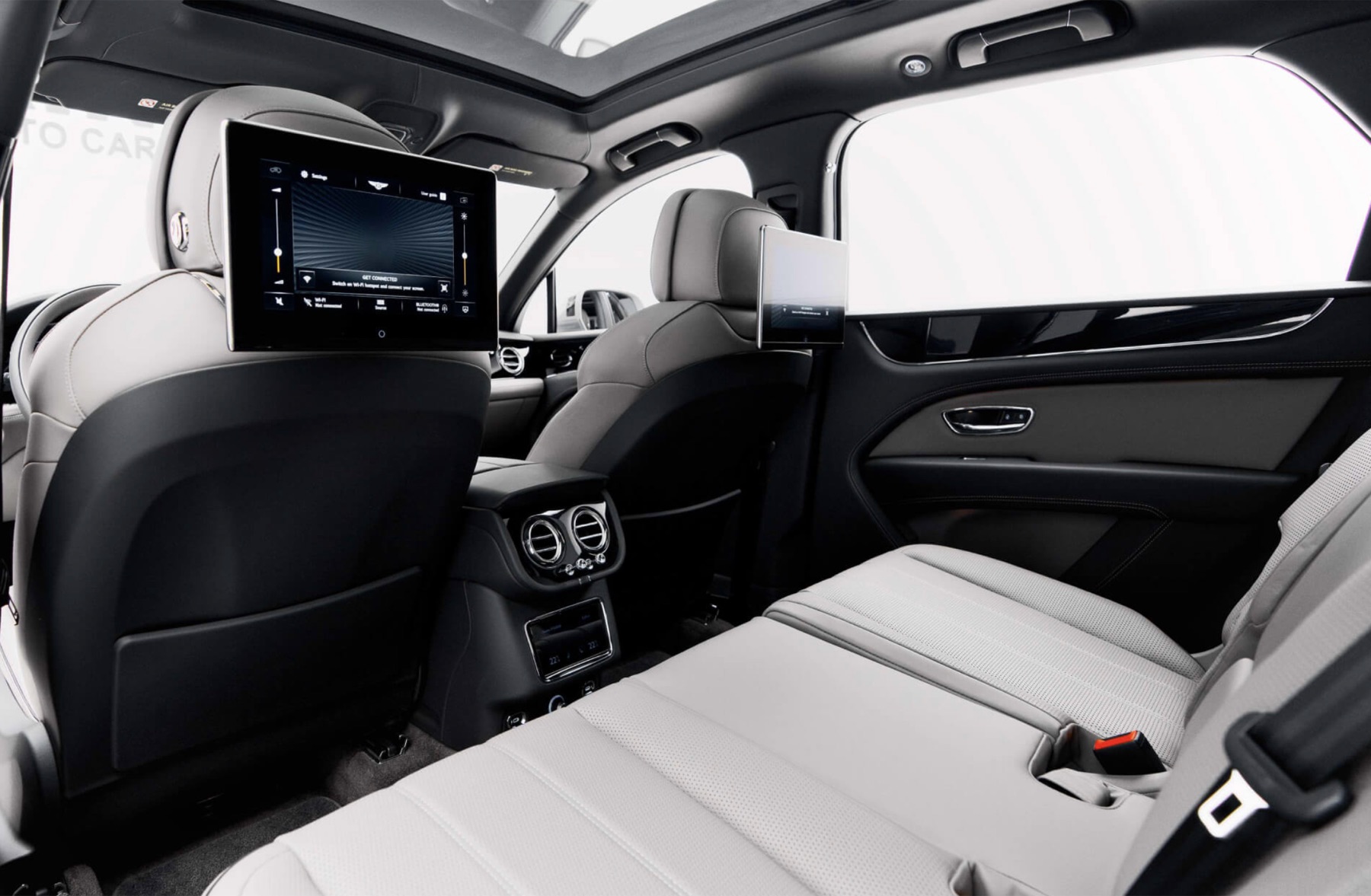 Bentley Bentayga кокпит details