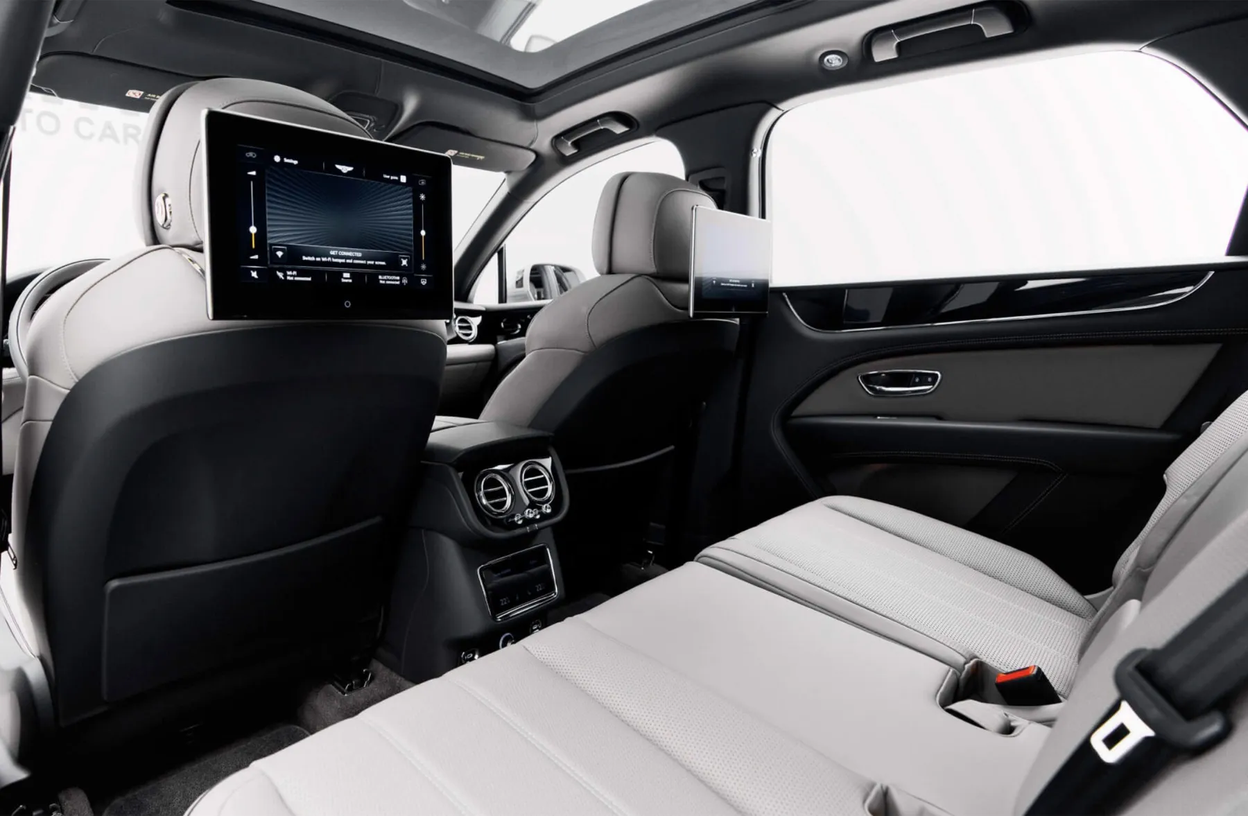 Bentley Bentayga кокпит details