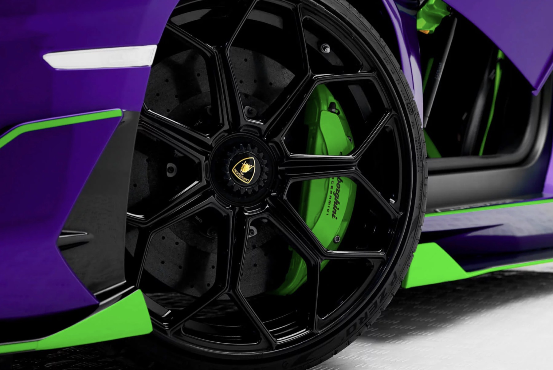 Lamborghini Aventador SVJ кокпит details