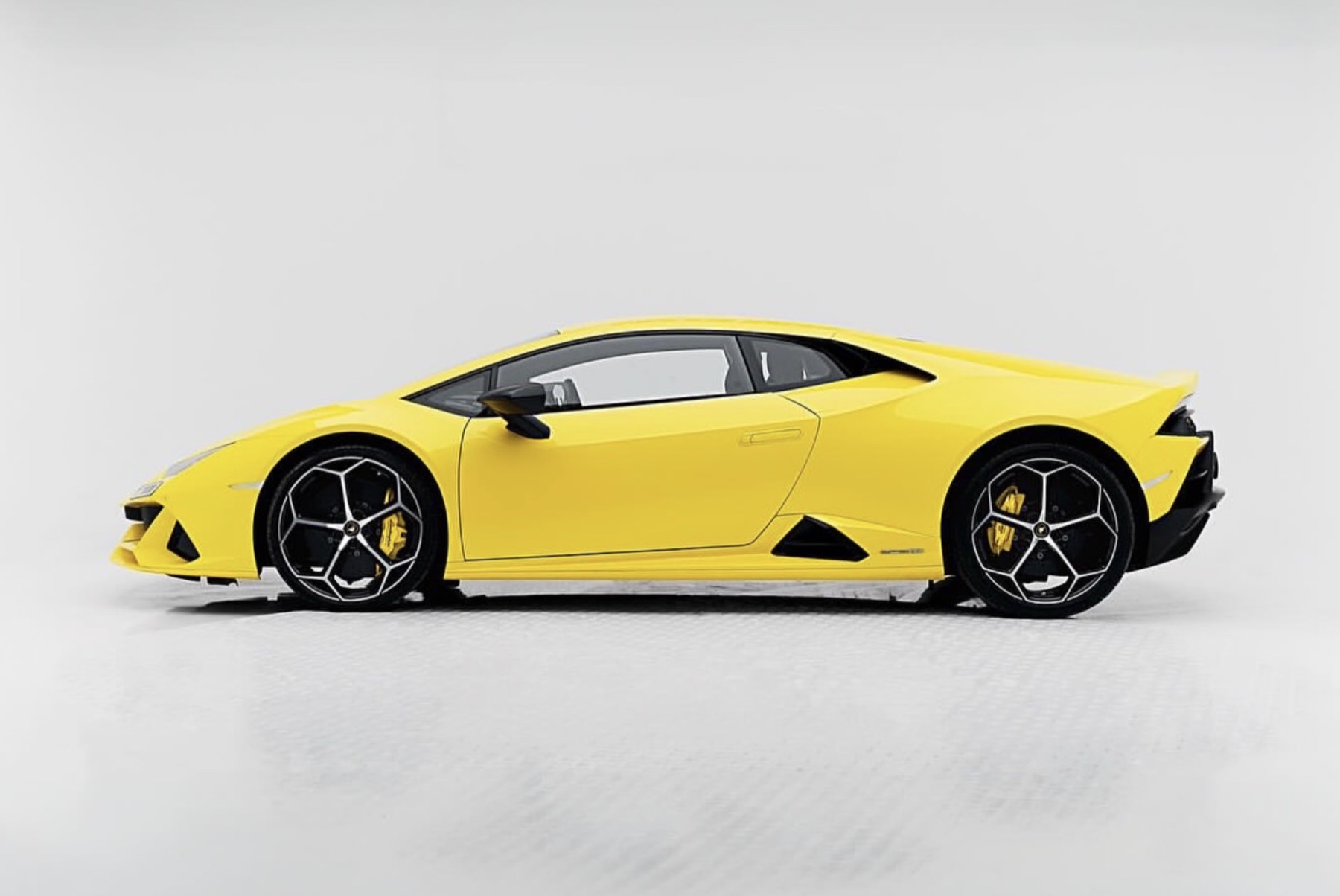 Lamborghini Huracan Evo купе side profile