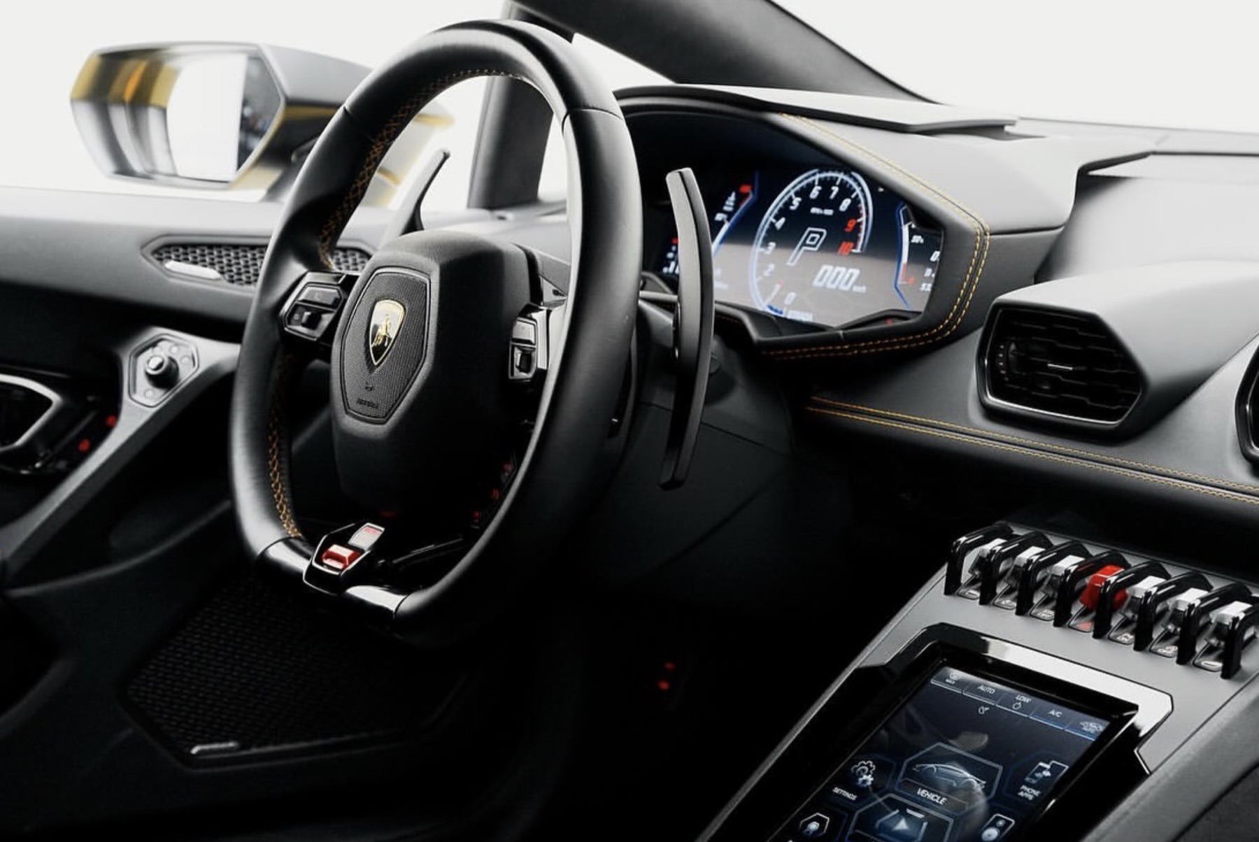 Lamborghini Huracan Evo купе кокпит details