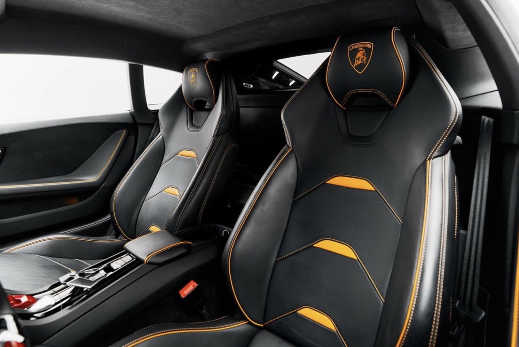 Lamborghini Huracan Evo купе cabin details