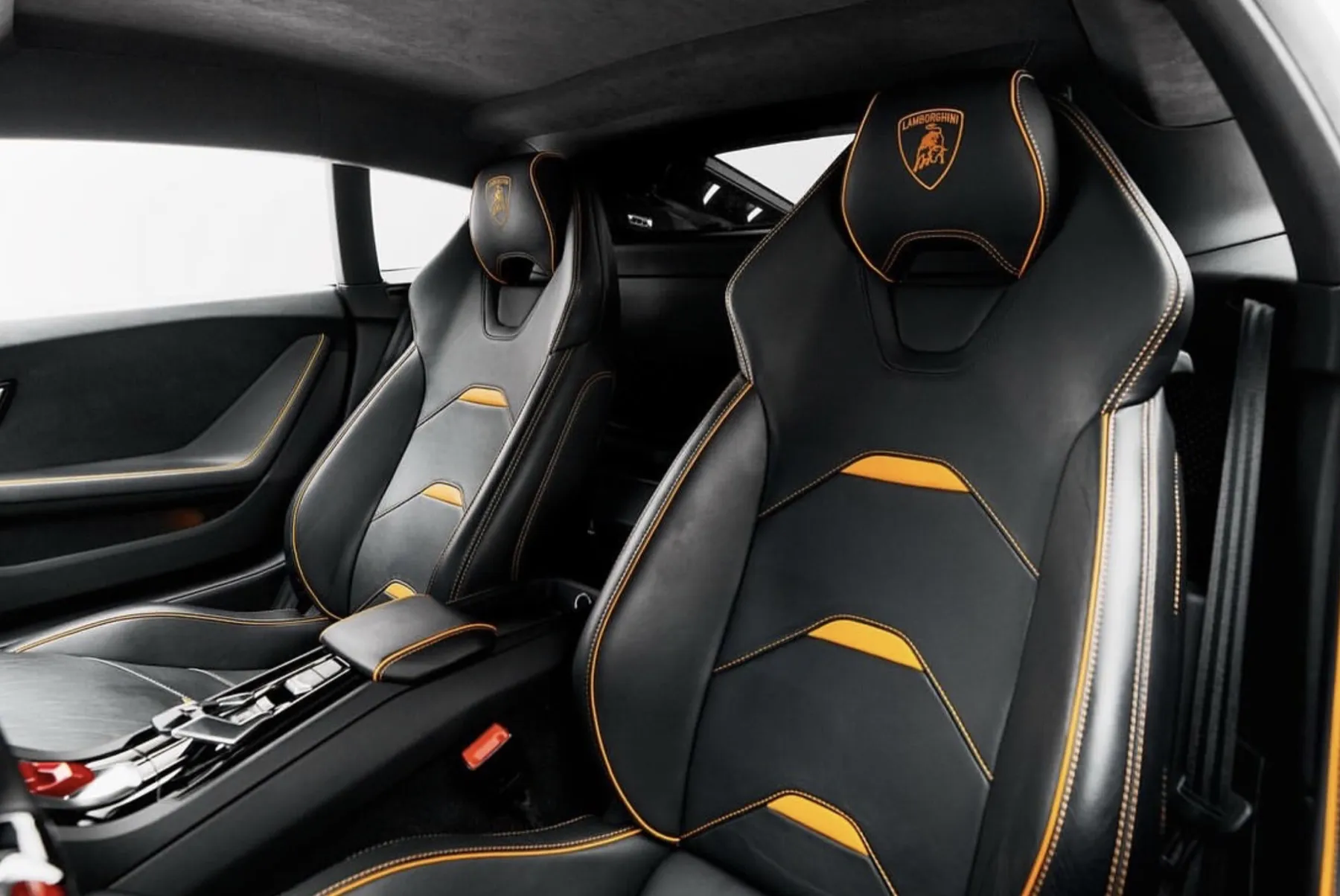 Lamborghini Huracan Evo купе cabin details
